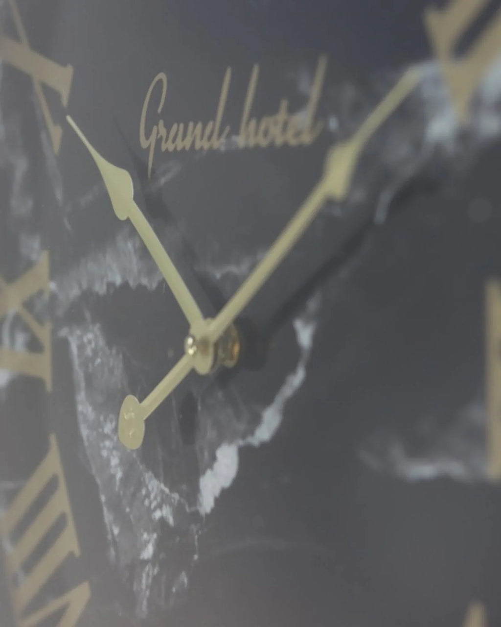 Zwarte Wandklok met Romeinse Cijfers en Marmerlook-Wall Clock-Areamas-Areamas