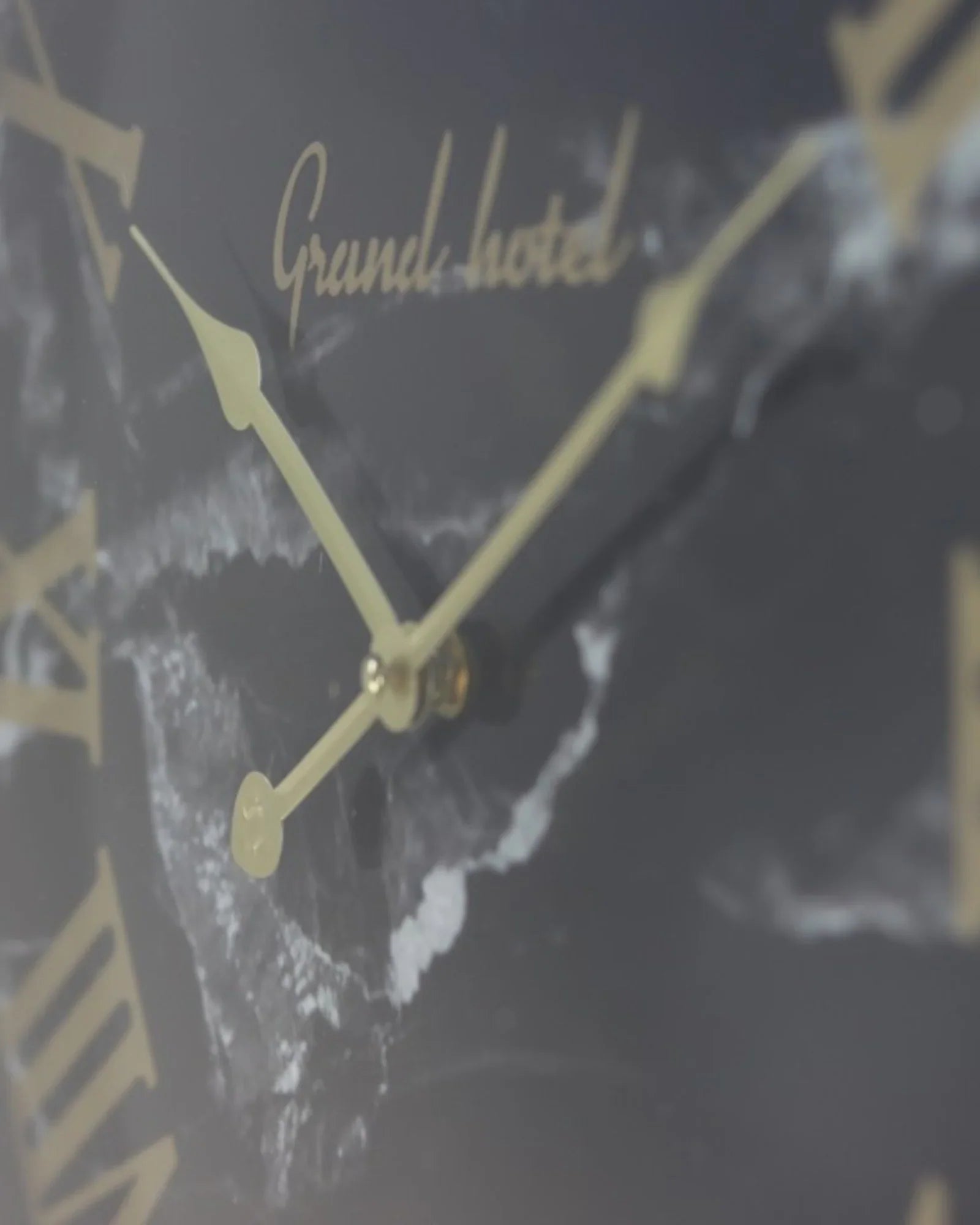 Zwarte Wandklok met Romeinse Cijfers en Marmerlook-Wall Clock-Areamas-Areamas